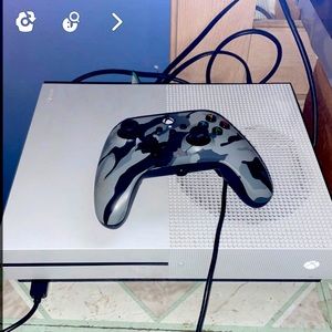 xbox 1s with everything you need and gta!